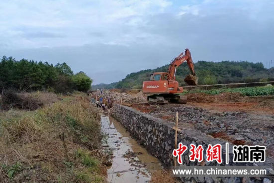 南津渡街道仙神桥村防洪灌溉渠施工建设正抓紧扫尾。