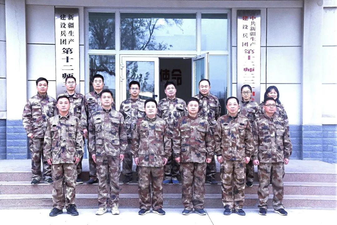 图为工作队合影照，前左3为田建强。.jpg