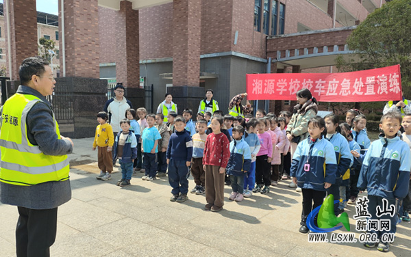 湘源学校开展校车安全疏散演练.jpg