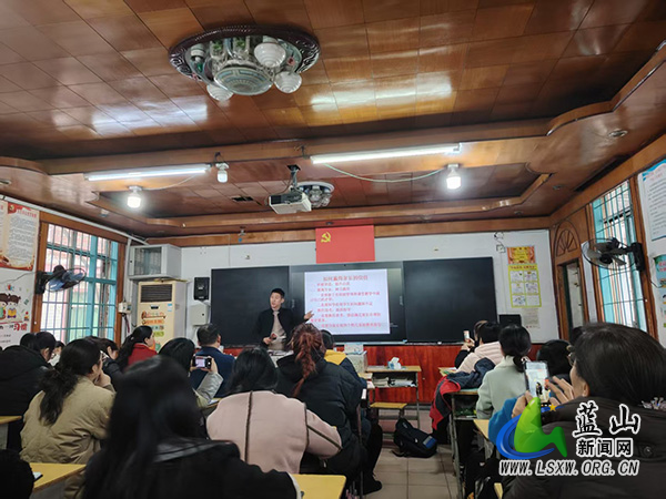 塔峰三完小：聚焦年轻班主任成长，共探赢得家长信任之道.jpg