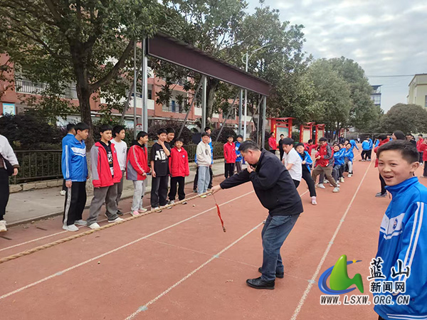 三蓝学校激情开赛拔河比拼，凝聚青春力量.jpg