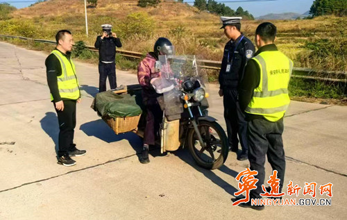 宁远县保安镇：重点路段联合执法 共护群众交通安全_副本500.jpg