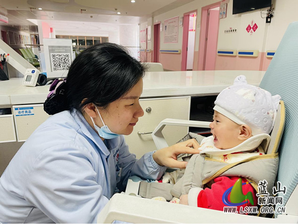 细微之处见真情，医疗服务展担当——蓝山县妇幼保健院二楼门诊护士站.jpg