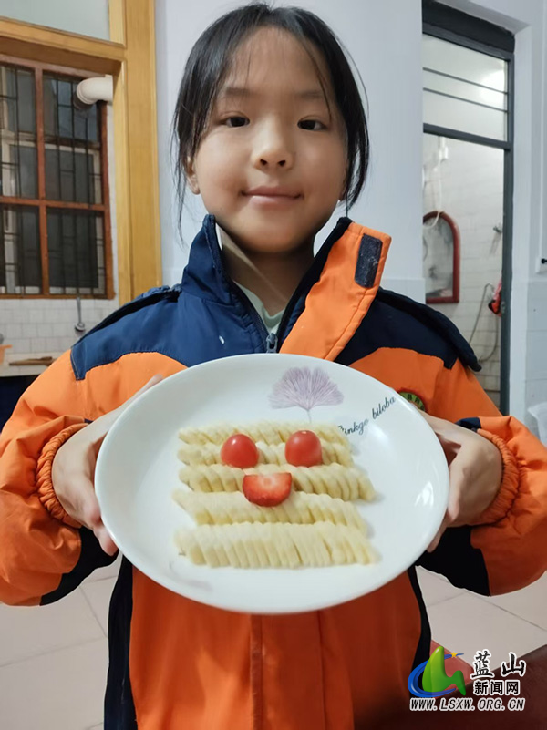 塔峰镇第四完小开展特色劳动实践教育活动.jpg 塔峰镇第四完小开展特色劳动实践教育活动.jpg