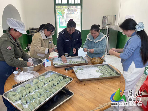 湘江源瑶族乡中心小学教师共制糍粑庆团结.jpg