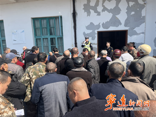 宁远县冷水镇：安全宣讲进村组  文明平安护出行_副本500.jpg