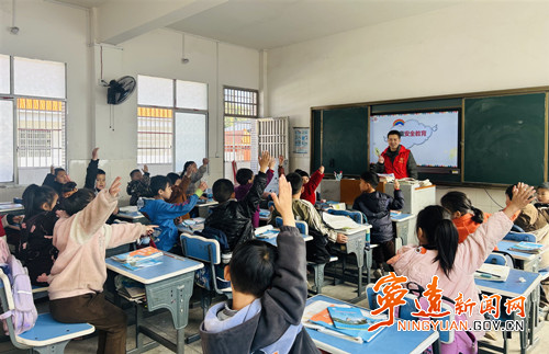 宁远鲤溪镇：安全宣讲进村小 快乐成长伴童行_副本500.jpg