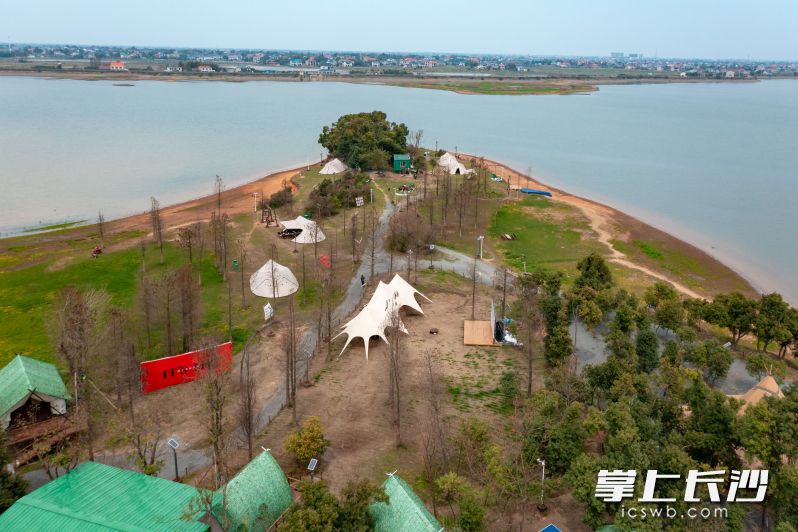 西围子露营基地。
