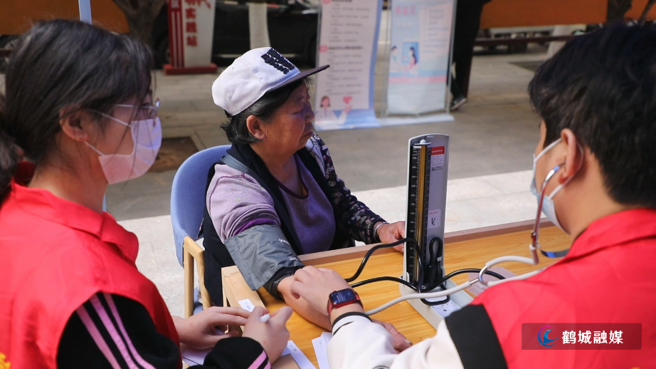 湖南医药学院开展“学雷锋进社区”健康义诊活动.mp4_20250324_163706.327.jpg 湖南医药学院开展“学雷锋进社区”健康义诊活动.mp4_20250324_163706.327.jpg