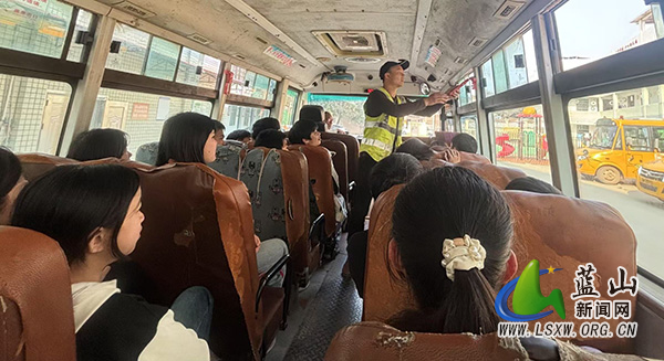 正市学校开展校车安全应急演练.jpg 正市学校开展校车安全应急演练.jpg