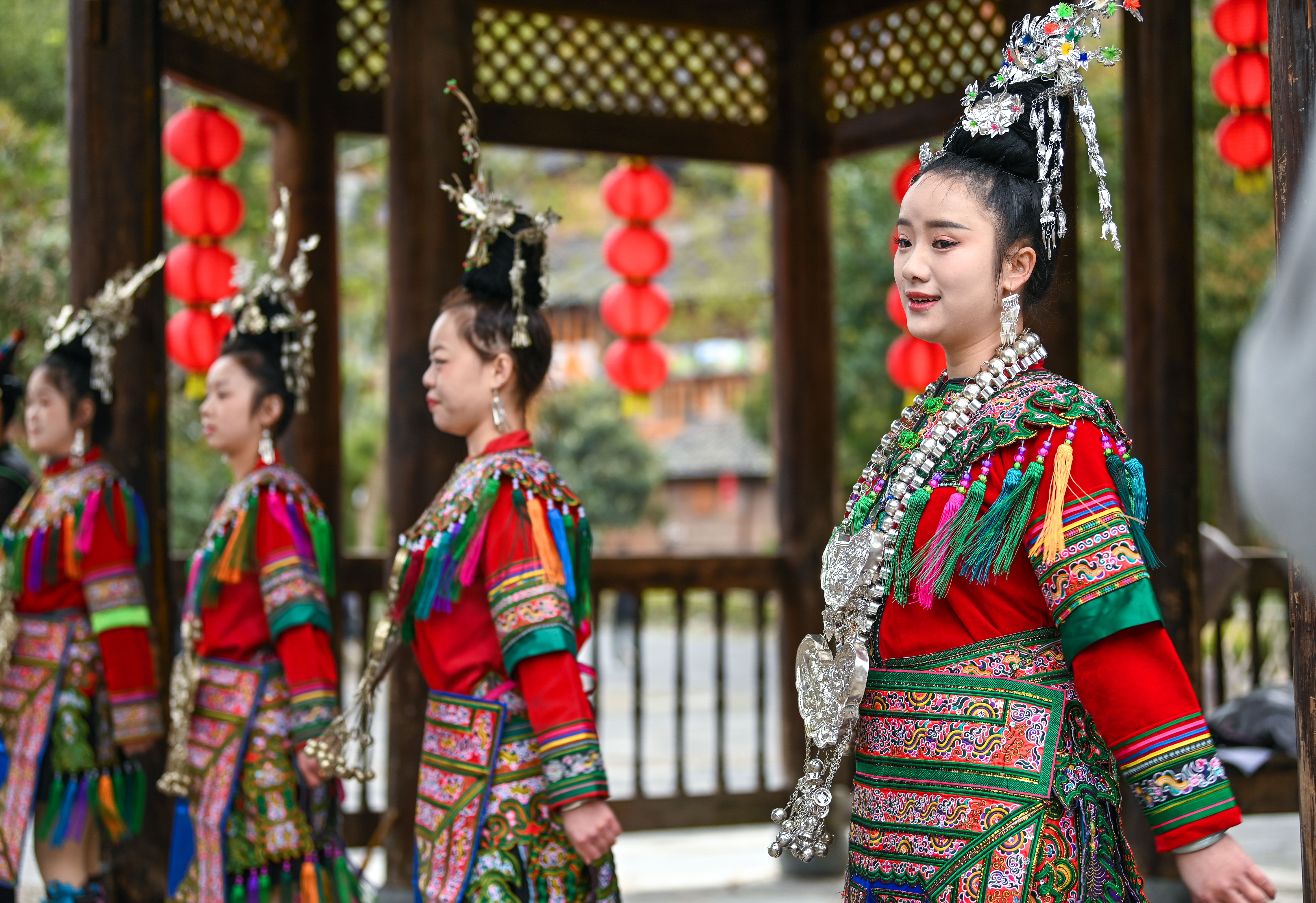 2025年3月18日,侗族群眾在貴州省黎平縣肇興侗寨給游客演唱侗族大歌。