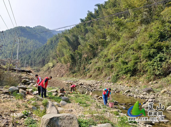 汇源瑶族乡：河道保洁行动，守护绿水青山.jpg
