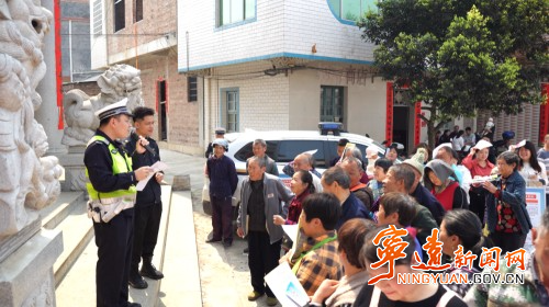 宁远县公安局交警大队：春耕农忙正当时 交通安全“警”相随3_副本500.jpg