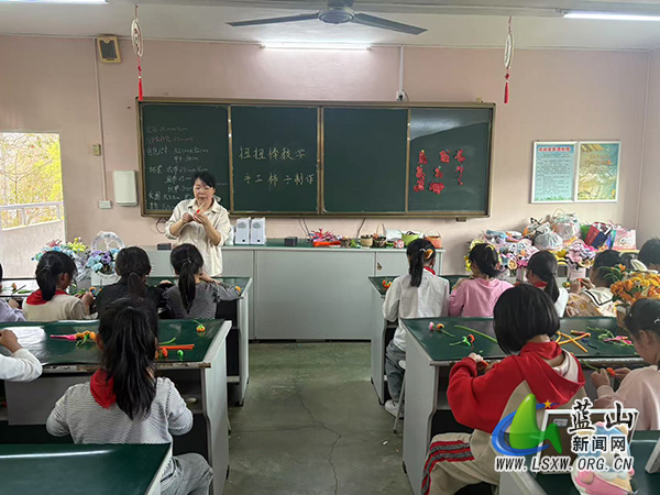 湘威学校：扭扭棒变出柿子，点亮课后时光.jpg