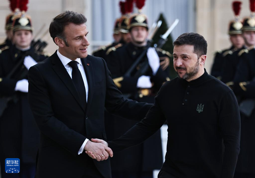 3月26日，法国总统马克龙（前左）在巴黎总统府爱丽舍宫迎接到访的乌克兰总统泽连斯基。新华社记者 高静 摄