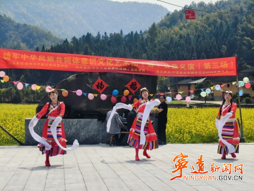 宁远冬瓜冲村：油菜花海绽放 公益汇演绘民族情长卷_副本500.jpg
