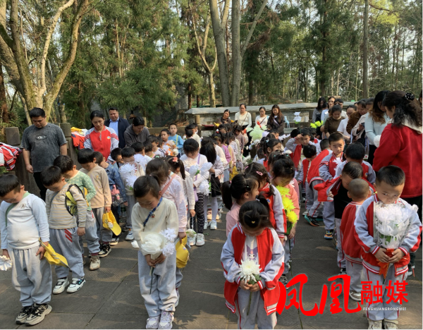 凤凰县文昌阁幼儿园：童心祭英烈 薪火永相传2.jpg