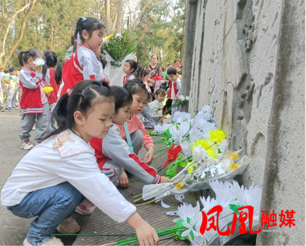 凤凰县文昌阁幼儿园：童心祭英烈 薪火永相传1.jpg