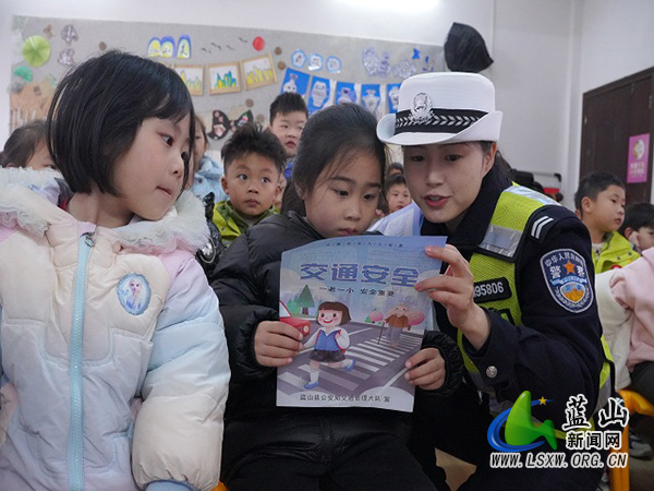 蓝山公安交管部门开展“全国中小学生安全教育日”主题宣传活动.jpg