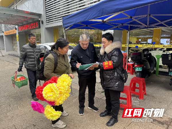 图二樟树岭公园值守工作人员对进山人员开展森林防灭火宣传，倡导文明祭祀。（王星惠 摄）_副本.png