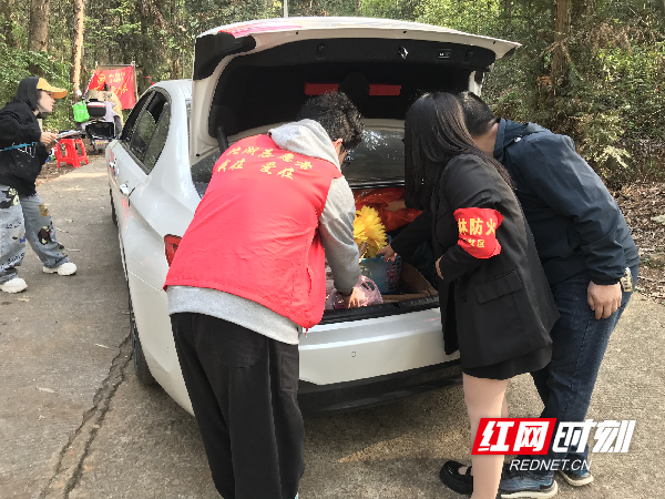 图四骆仙公园值守工作人员对进山人员开展森林防灭火宣传，倡导文明祭祀。（张海凤  摄）_副本.png