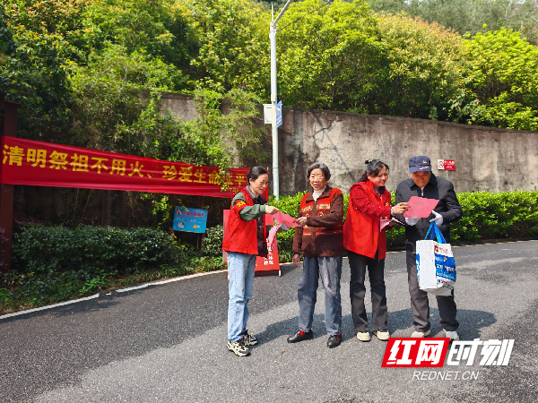 图五五岭公园值守工作人员对进山人员开展森林防灭火宣传，倡导文明祭祀。（周志敏 摄）_副本.png