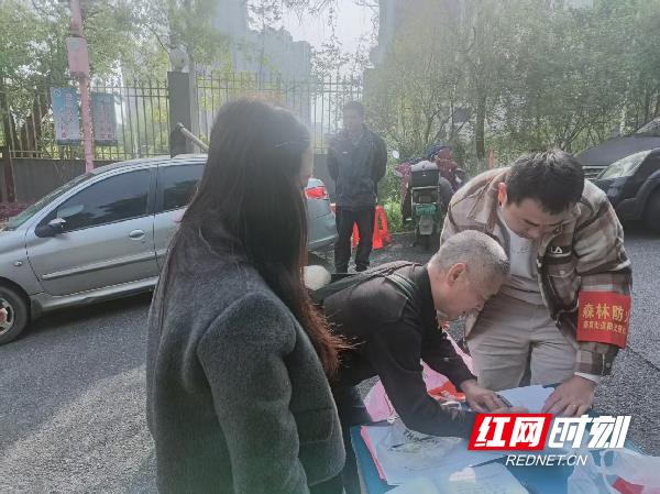 图七丽景公园值守工作人员对进山人员开展森林防灭火宣传，倡导文明祭祀。（何帅英  摄）_副本.png