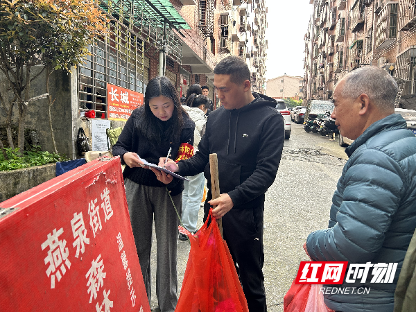 图八大岭上公园值守工作人员对进山人员开展森林防灭火宣传，倡导文明祭祀。（邓春艳  摄）_副本.png