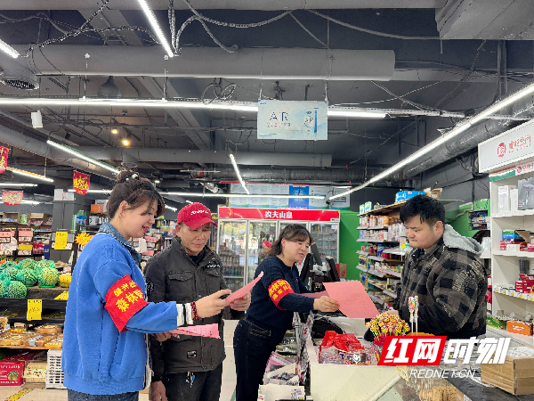 图九燕泉街道、燕南及振兴社区工作人员到门店、小区开展文明祭祀、森林防灭火宣传。（王海花  摄）_副本.png