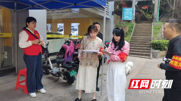图十燕泉街道纪工委书记在森林防灭火重点区域开展巡查。（周金凤  摄）_副本.jpg