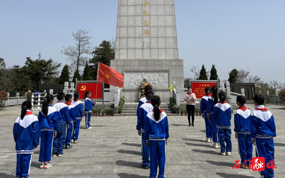 蒙泉镇望仙完小:纪念碑前重温入队誓词1.jpg 蒙泉镇望仙完小:纪念碑前重温入队誓词1.jpg