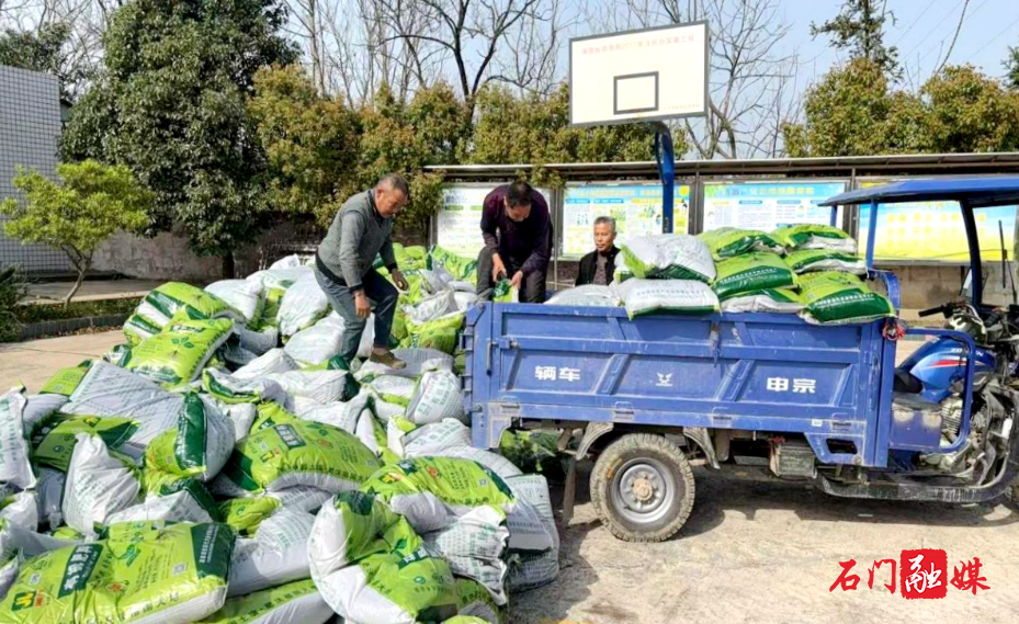 三圣乡：春耕时节送肥忙1.jpg