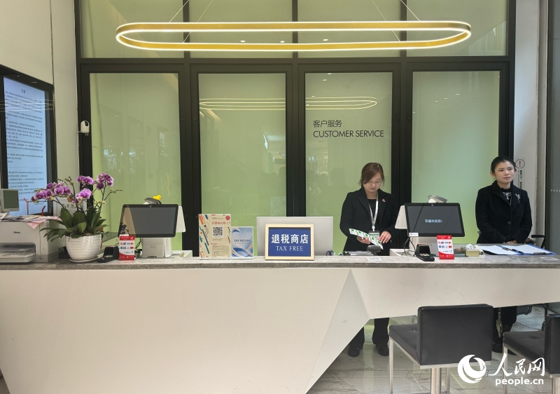 商店结账台醒目位置放置了退税商店的中英文标牌。人民网记者 林洛頫摄