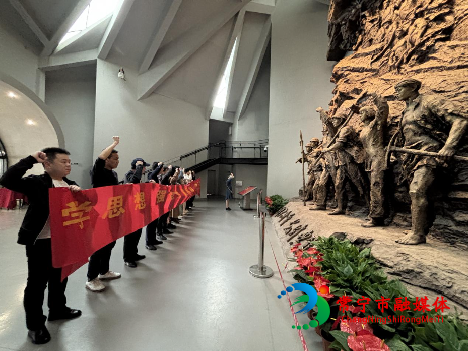 党员重温入党誓词，学生缅怀革命先烈.jpg