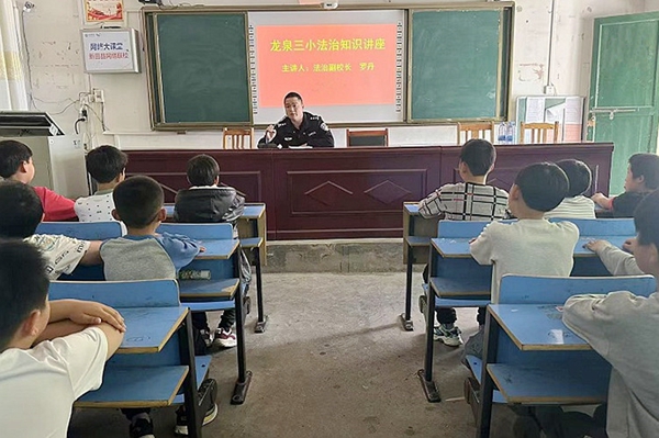 民警为学生讲授反诈知识。_副本.jpg