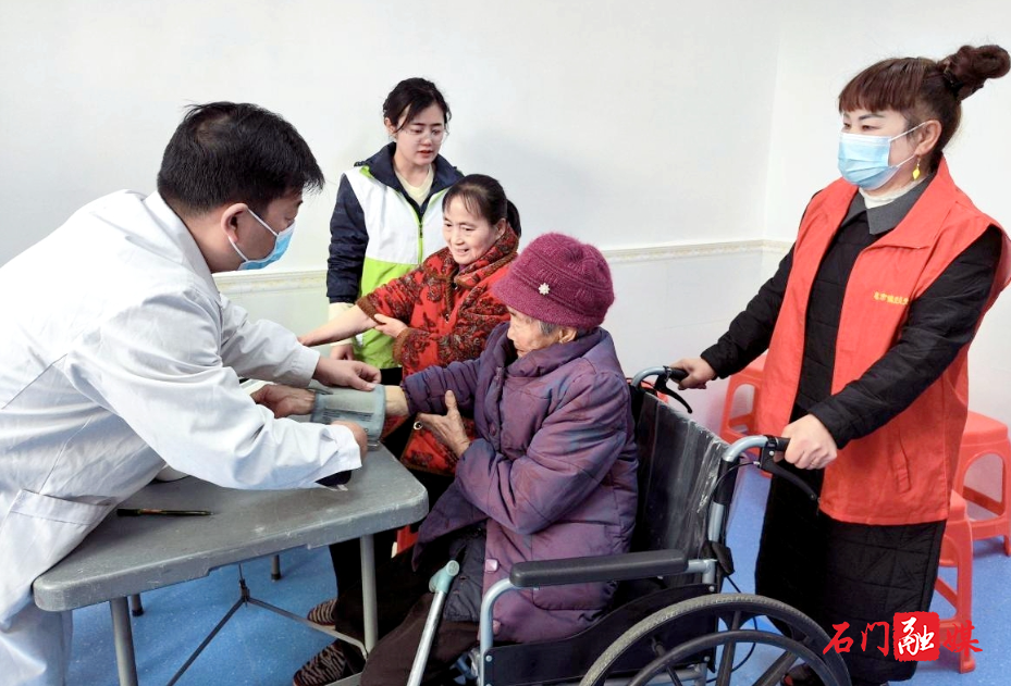 皂市镇:志愿护航健康路 失能老人享关怀1.jpg 皂市镇:志愿护航健康路 失能老人享关怀1.jpg