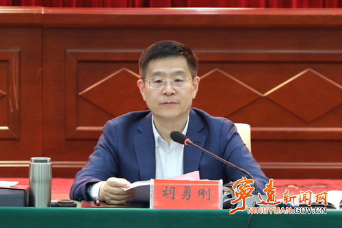 胡勇刚主持县委深入贯彻中央八项规定精神学习教育读书班暨理论学习中心组2025年第四次集体（扩大）学习2_副本500.jpg