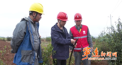 宁远：雷暴雨致线路受损  电力铁军争分夺秒抢修复电_副本500.jpg
