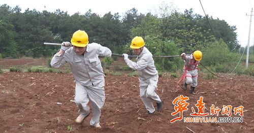 宁远：雷暴雨致线路受损  电力铁军争分夺秒抢修复电2_副本500.jpg