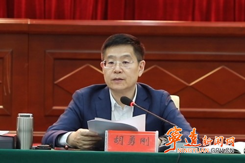 胡勇刚与县委常委会、县政府和县政协领导班子进行集体谈话_副本500.jpg