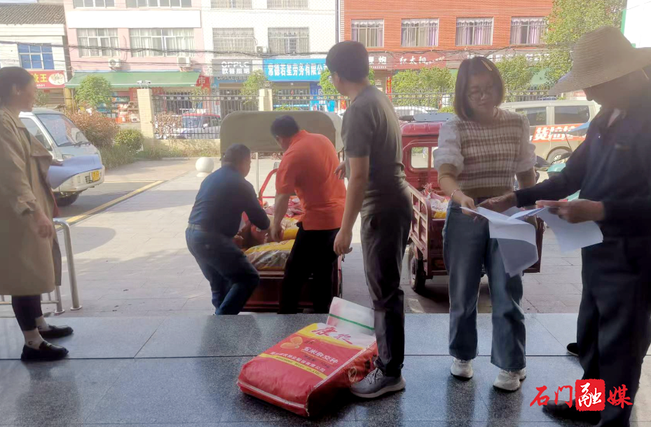 易家渡镇：免费发放良种 助力“一地双收”1.jpg