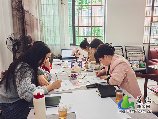 赤蓝桥小学开展教师工作坊：回溯杏坛耕耘路 擘画教育成长图.jpg
