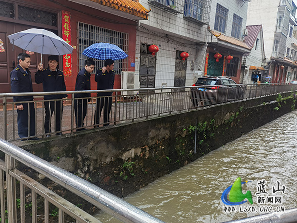 蓝山县城市管理和综合执法局紧急行动应对强降雨天气保畅通.jpg