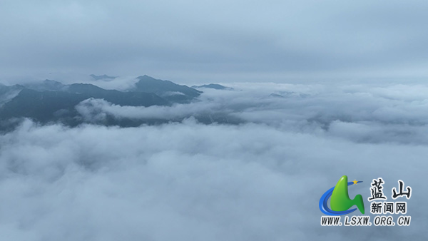 美丽蓝山：云海翻腾如仙境 村庄笼罩似画卷2.jpg