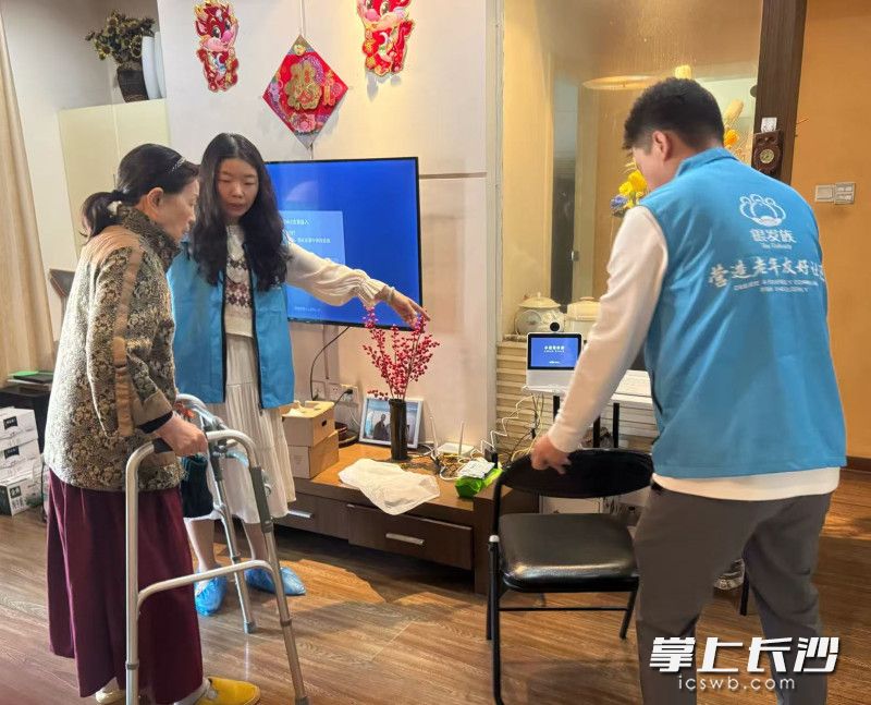 老人以语音呼叫的方式下单，工作人员把相应的服务送达老人的家里。受访者供图