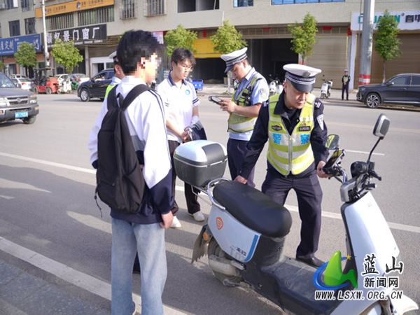 蓝山公安交管部门：开展摩电车辆专项整治，守护道路交通安全.jpg
