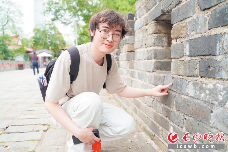 　　缅甸留学生余忠强偶然在天心阁古墙上发现了汉字“年”，他十分开心地指给大家看。 均为长沙晚报全媒体记者 刘晓敏 摄