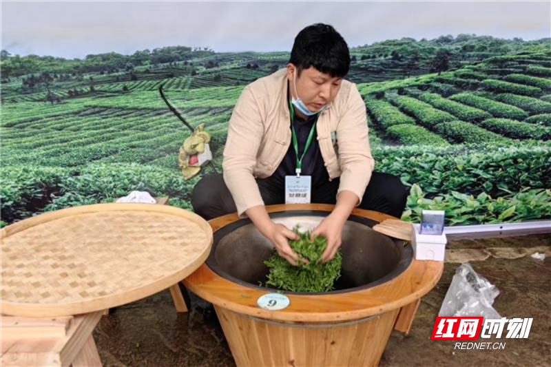 龚辉龙手工制茶中_副本.jpg