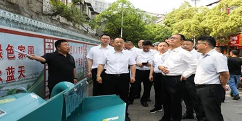 郑湘杨廉喜等领导现场调度县城三角坪道路改造工程