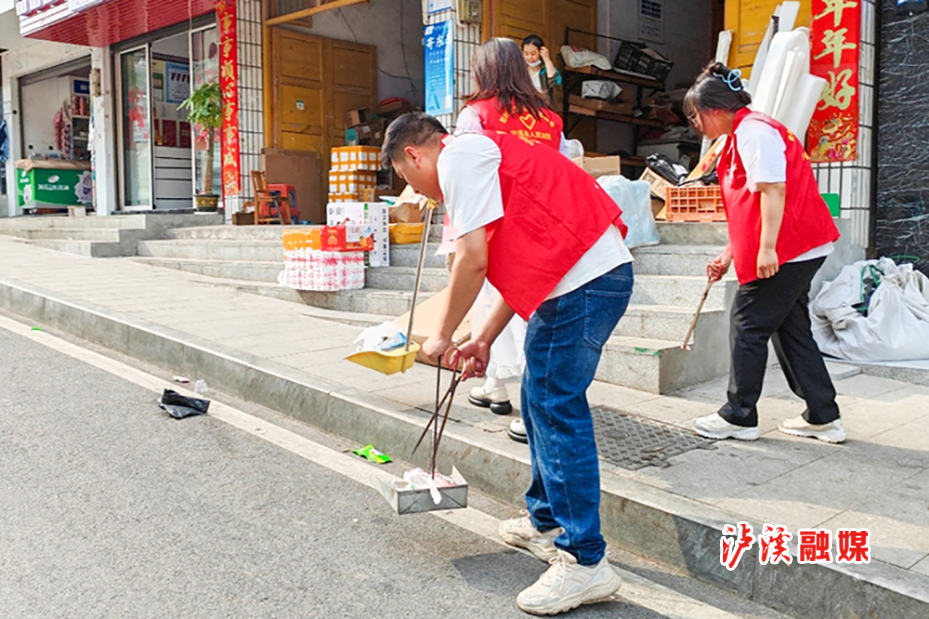 1.图为法院志愿者正在打扫街道卫生.jpg1.jpg